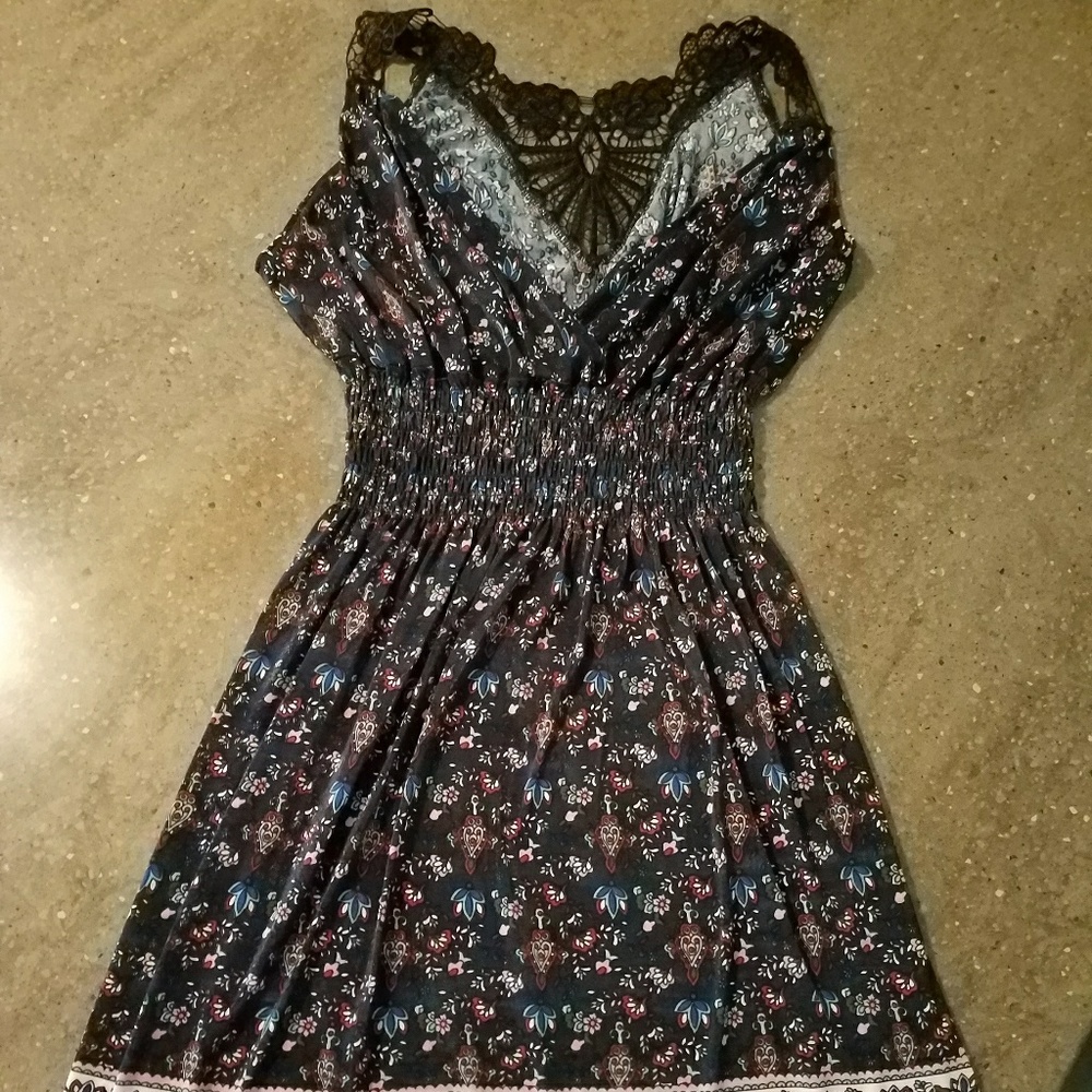 Lace detailed elegant dress